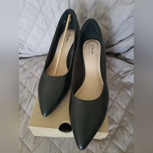 BRAND NEW Clarks Teresa step pump heels
